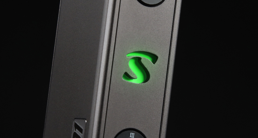 L'indicateur LED de la box S101 par San Indonesia et Gerobak Vapor